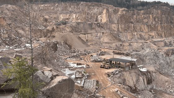 Pohled na porfyrový lom