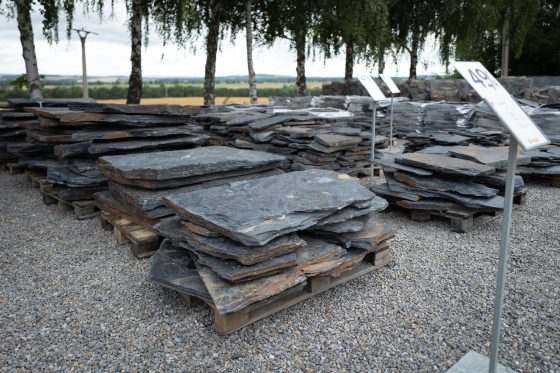 Břidlici máme k dispozici snad ve všech možných velikostech – od nejmenších břidličných drtí až po velké plotny břidlice.