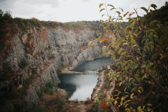 Pohled na zatopený vápencový lom "Velká Amerika", foto od Eugene Uhanov.