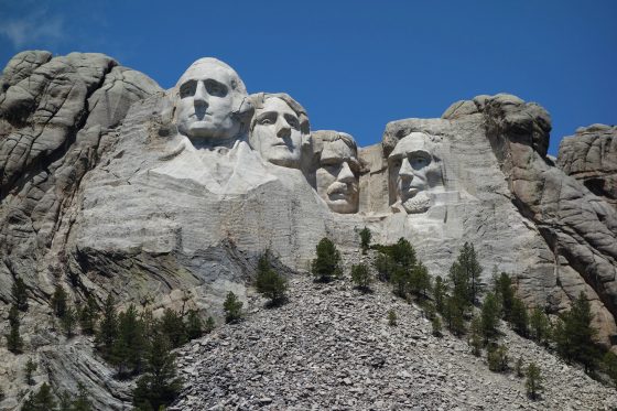 Národní památník Mount Rushmor sousoší bylo vysekáno přímo do žulového skalního masivu a zobrazuje hlavy čtyř významných amerických prezidentů: George Washingtona, Thomase Jeffersona, Theodora Roosevelta a Abrahama Lincolna.