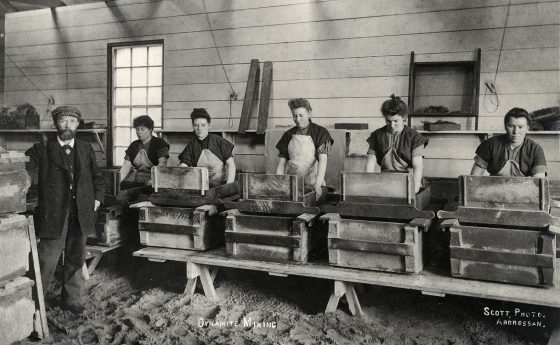 Na fotografii z roku 1897 je vidět skupina žen míchajících ručně dynamit, snímek byl pořízen přímo v Nobelově továrně v tehdejším malém městečku Ardeer (Skotsko).