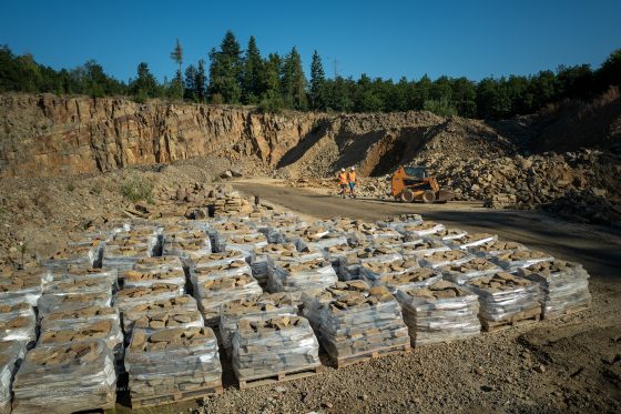 Pohled na částečně zaplněnou skladovou plochu přímo v kamenolomu.