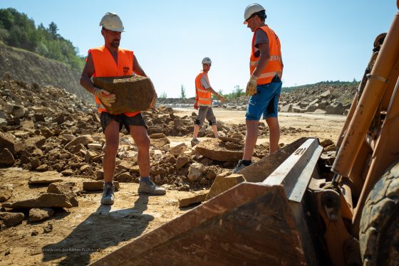 Když se objeví větší kámen, který dá lidově řečeno "zabrat", musí se zvedat a přenášet správným způsobem, aby se předešlo možným zraněním.