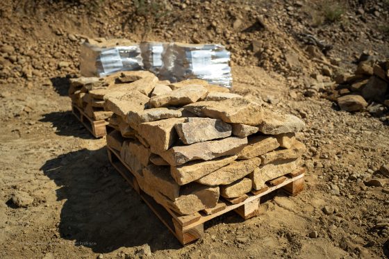 Takto vypadá paleta pojezdové dlažby během skládání. V pozadí jsou vidět už hotové palety, připravené k přesunu do externího skladu nebo prodejny.