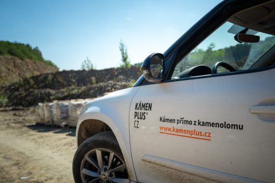 Po lomu se dá pohybovat pouze autem.